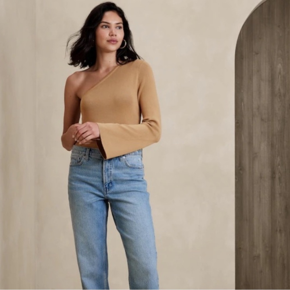One shoulder sweater